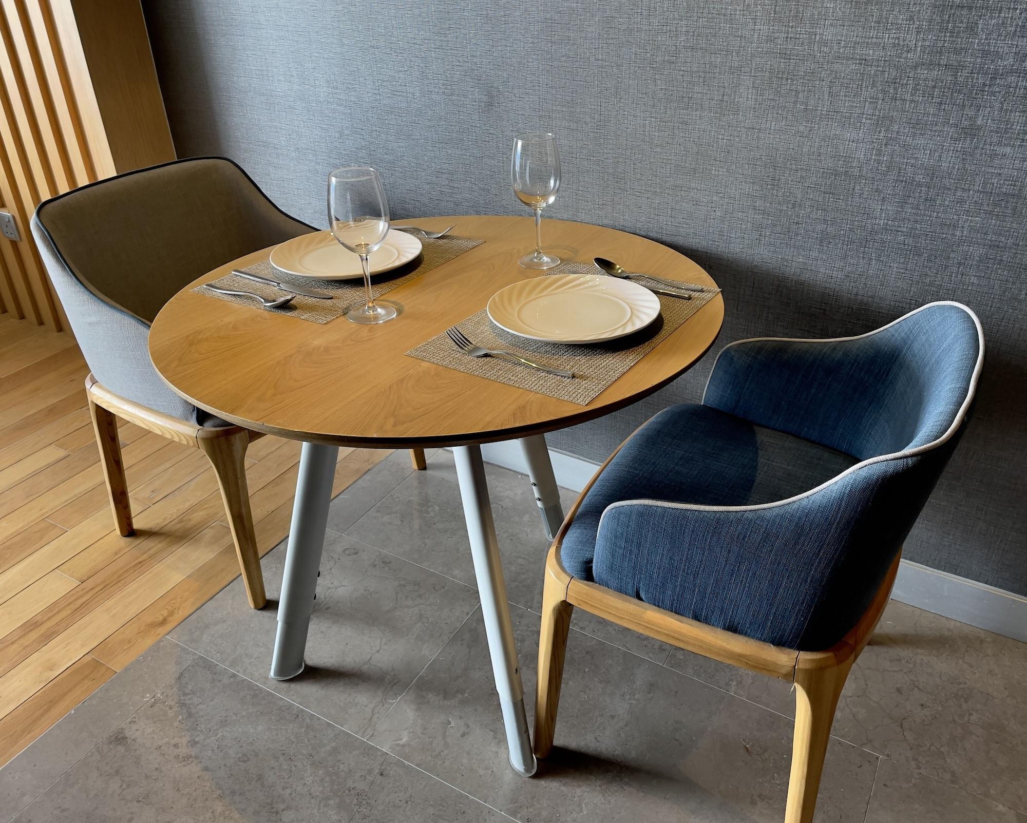 נוסג'יה Fraser Place Puteri Harbour מראה חיצוני תמונה A table and two chairs